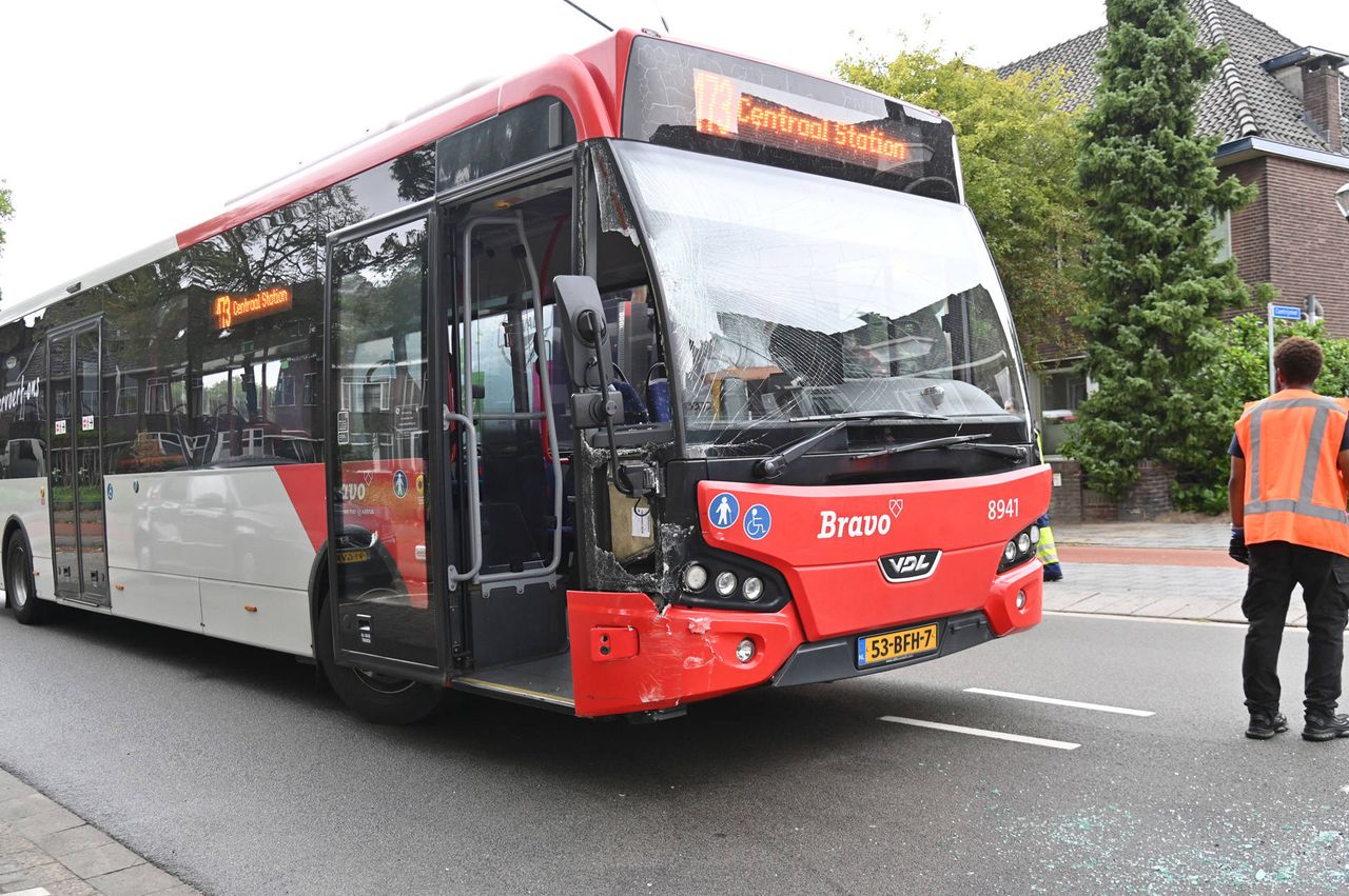 De beschadigde bus (foto: Perry Roovers/Persbureau Heitink).
