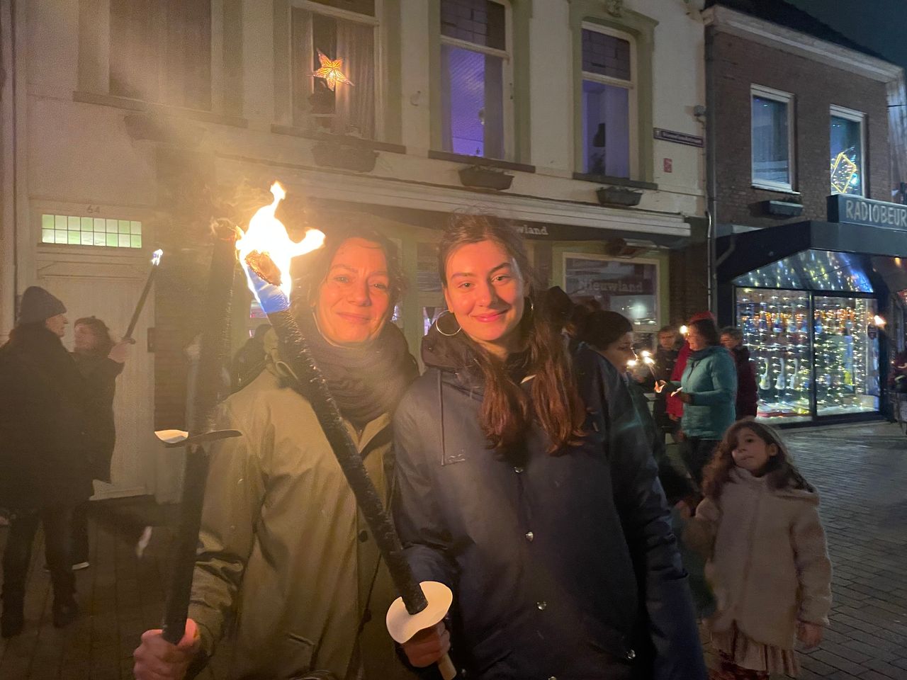 Loes en Anne tijdens de fakkeloptocht voor de vrede (foto: Omroep Brabant).