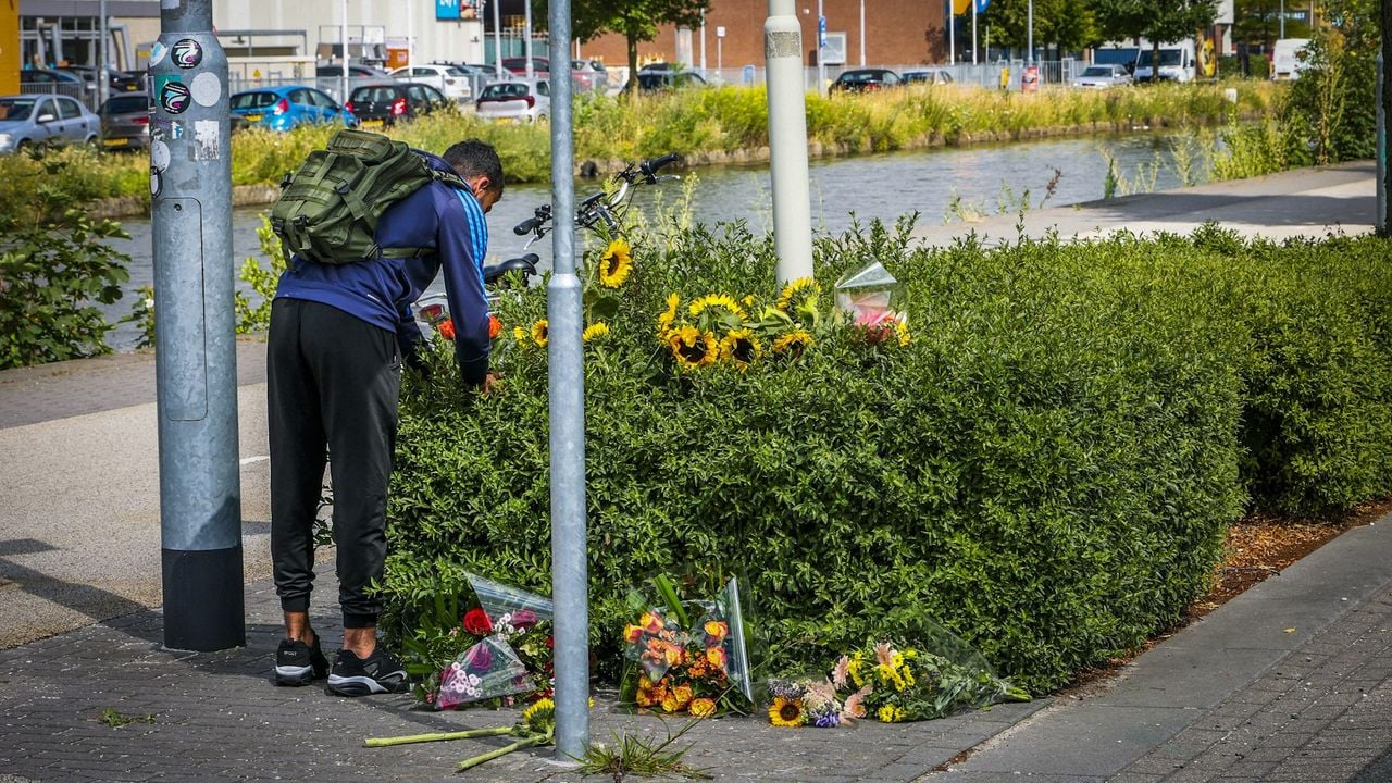 Een man legde na het ongeluk bloemen neer voor de omgekomen tiener (foto: SQ Vision).