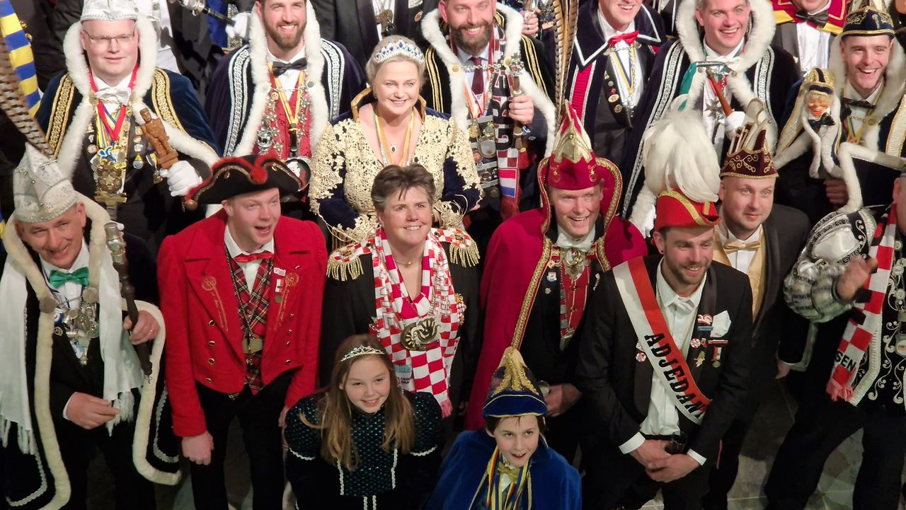 Ida Adema tussen de carnavalsprinsen. (foto: Noël van Hooft)