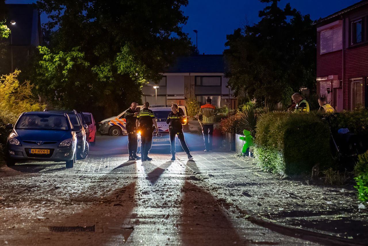 De politie onderzoekt wat de explosie heeft veroorzaakt (foto: Iwan van Dun/SQ Vision).