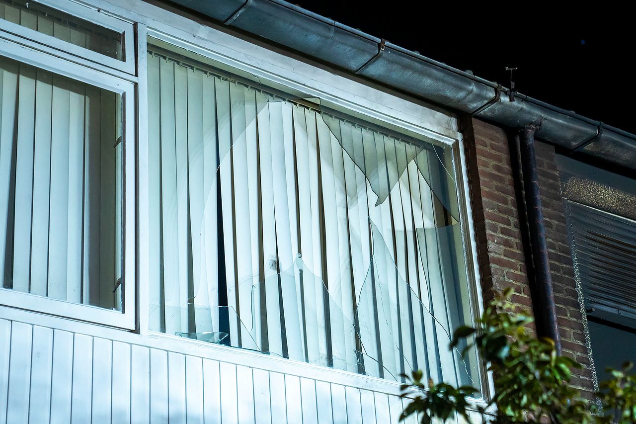 Bij de explosie sneuvelden ook ruiten (foto: Gabor Heeres/SQ Vision).