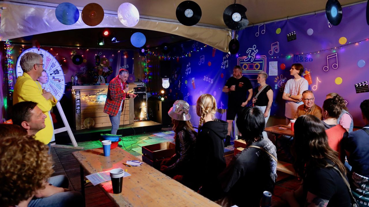 Met het muziekspel proberen Nico en Elisa festivalbezoekers op de tafel te krijgen (foto: Lobke Kapteijns).