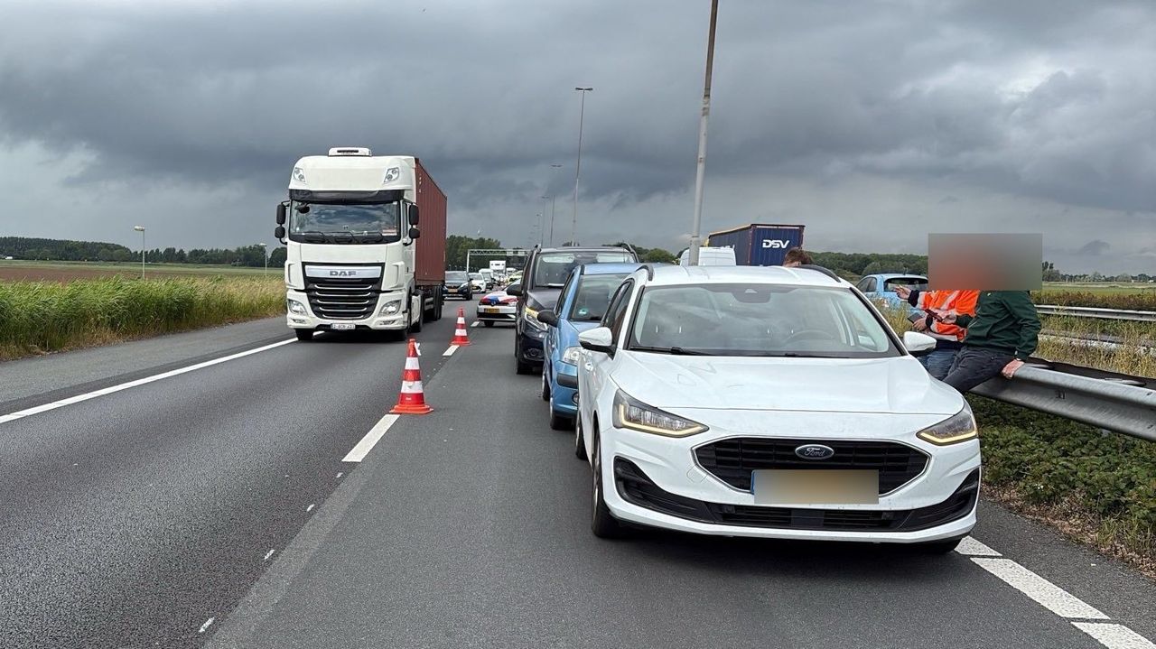 Op de A27 zijn drie auto's op elkaar gebotst (foto: Rijkswaterstaat). 