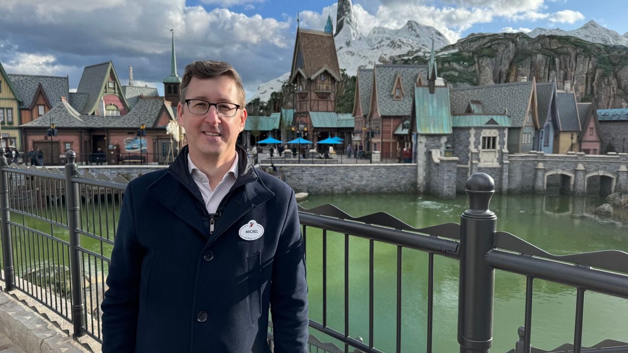 Michel in de Frozen-uitbreiding in Parijs.