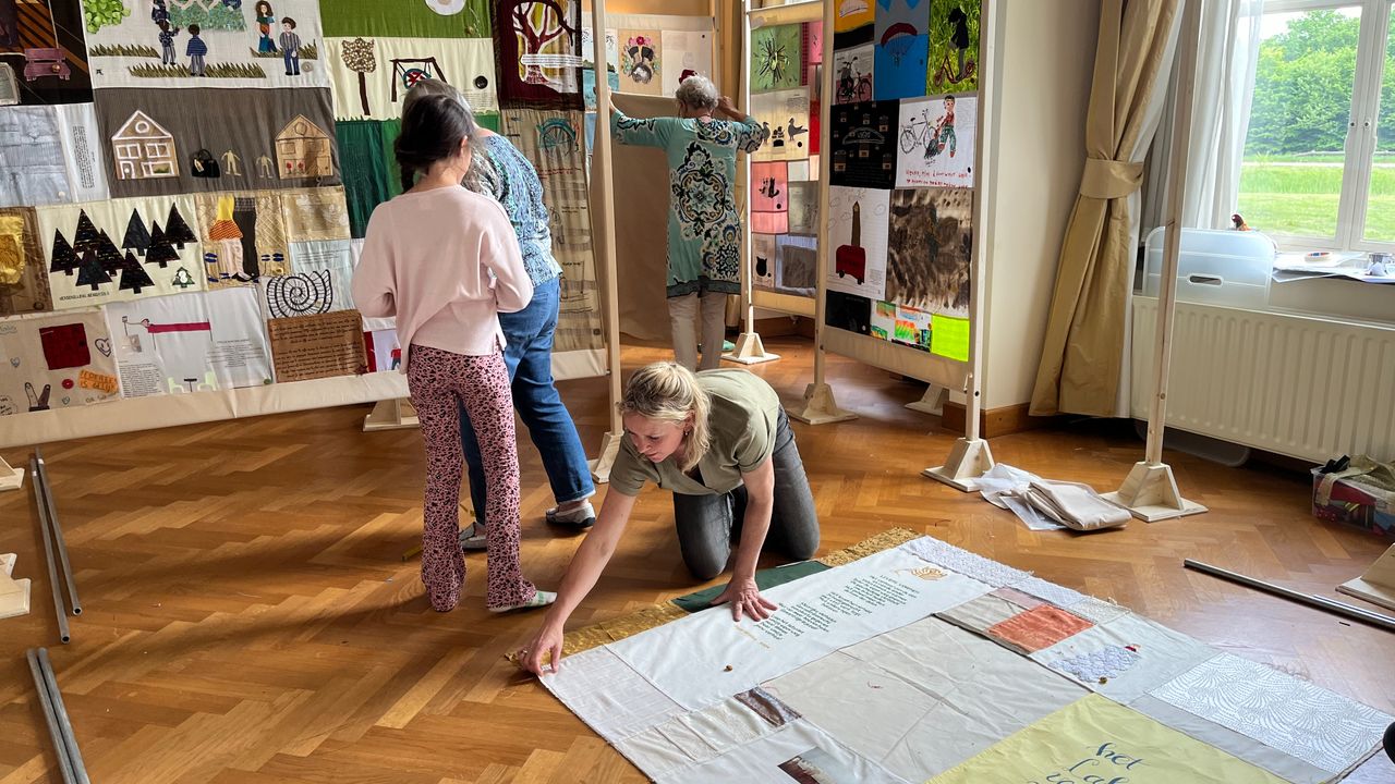 Alle ruim achthonderd lapjes worden handmatig aan elkaar genaaid (foto: Megan Hanegraaf)