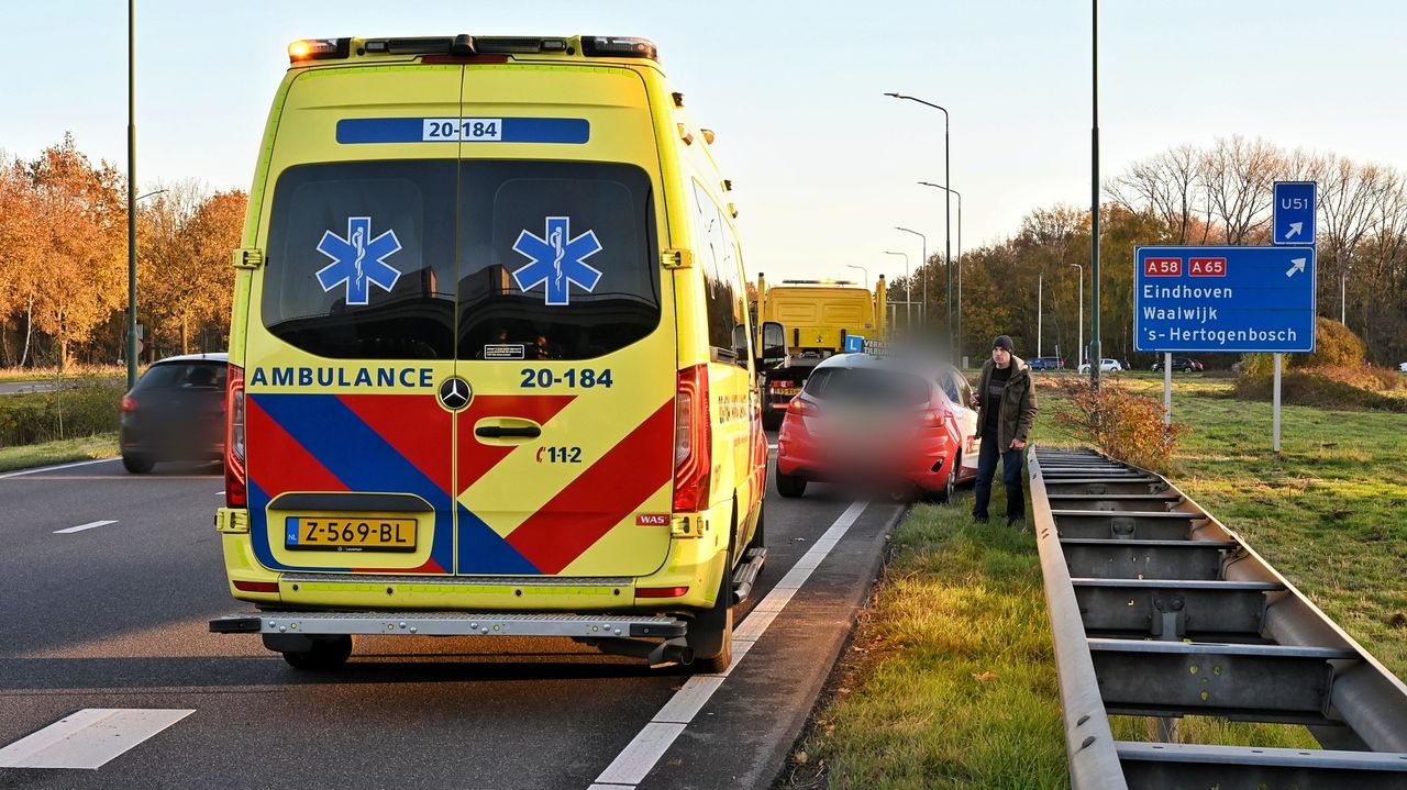 Het verkeer ondervond even hinder van het ongeluk (foto: Toby de Kort/Persbureau Heitink).