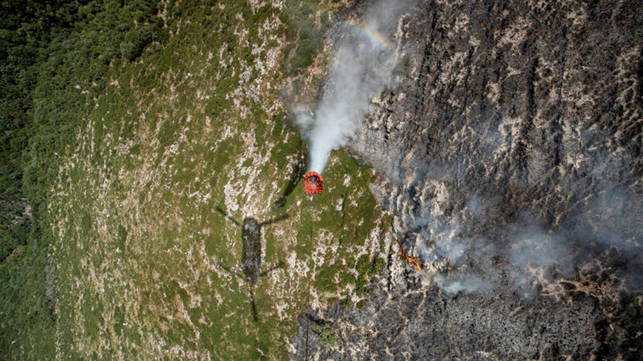 De bestrijding van bosbranden gezien vanuit een Chinook (foto: Ministerie van Defensie).