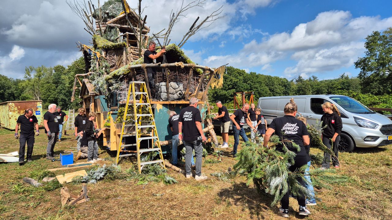 De wagen wordt in rap tempo leeggehaald (foto: Collin Beijk).