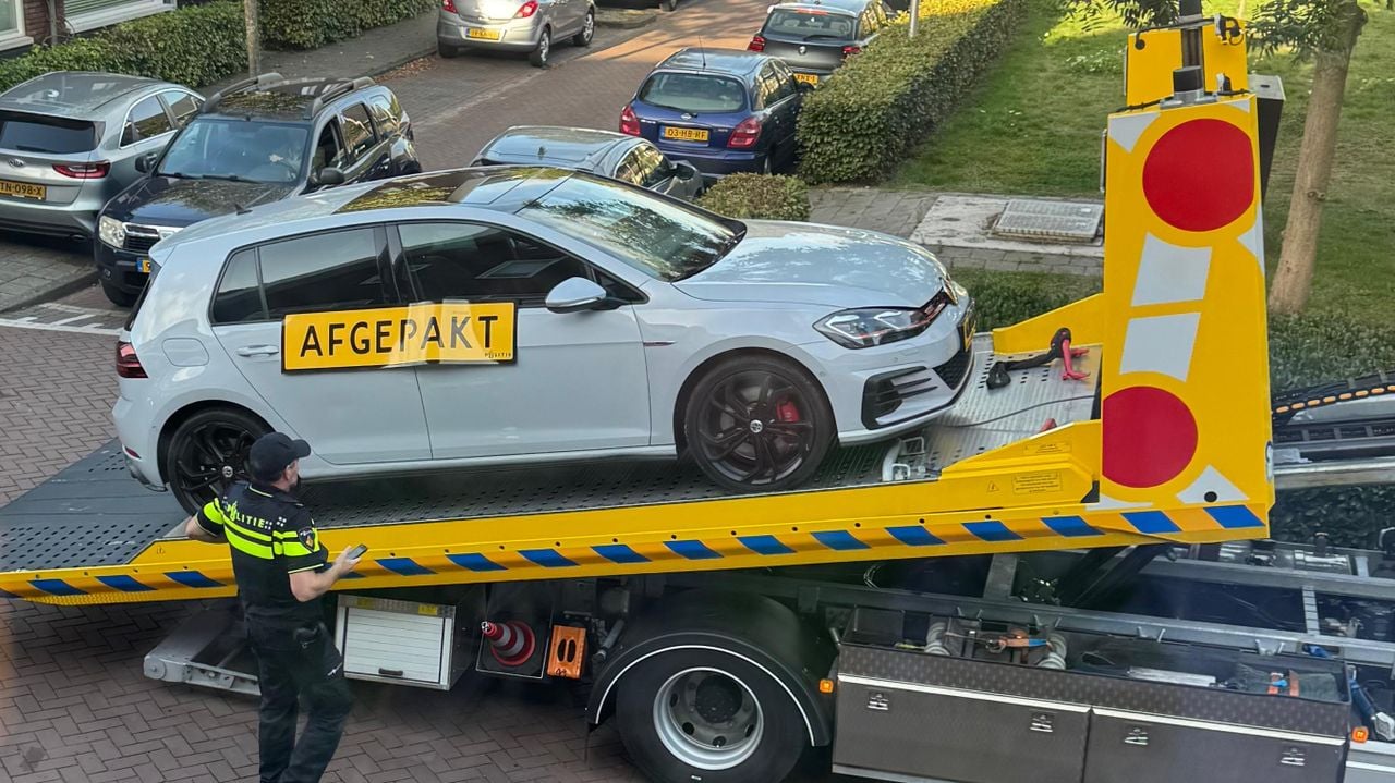 In de Dahlialaan is een auto in beslag genomen (foto: Jan Peels / Omroep Brabant).