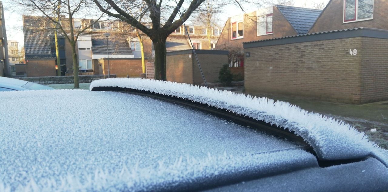 IJs op de auto (foto: Frank Corten)
