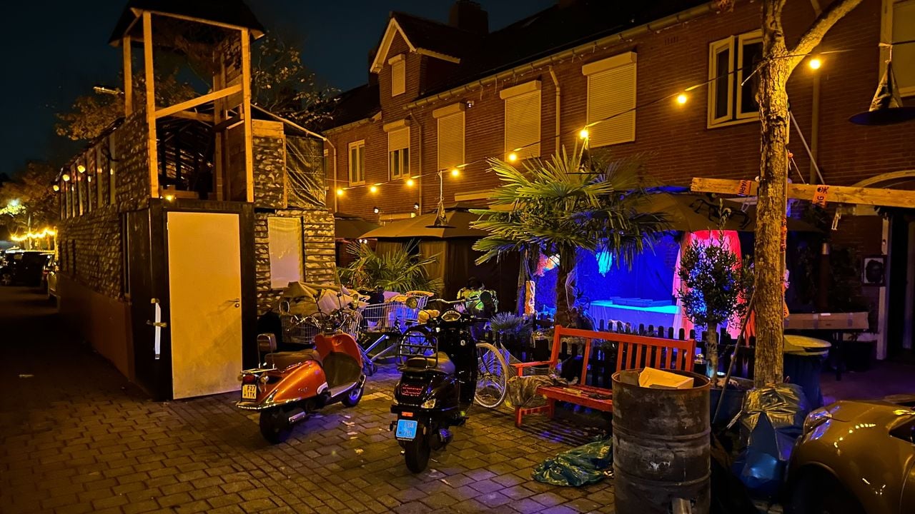 Bij het spookhuis van Christiaan Deleij komt nog een metershoge pop van Dracula (foto: Ronald Sträter).