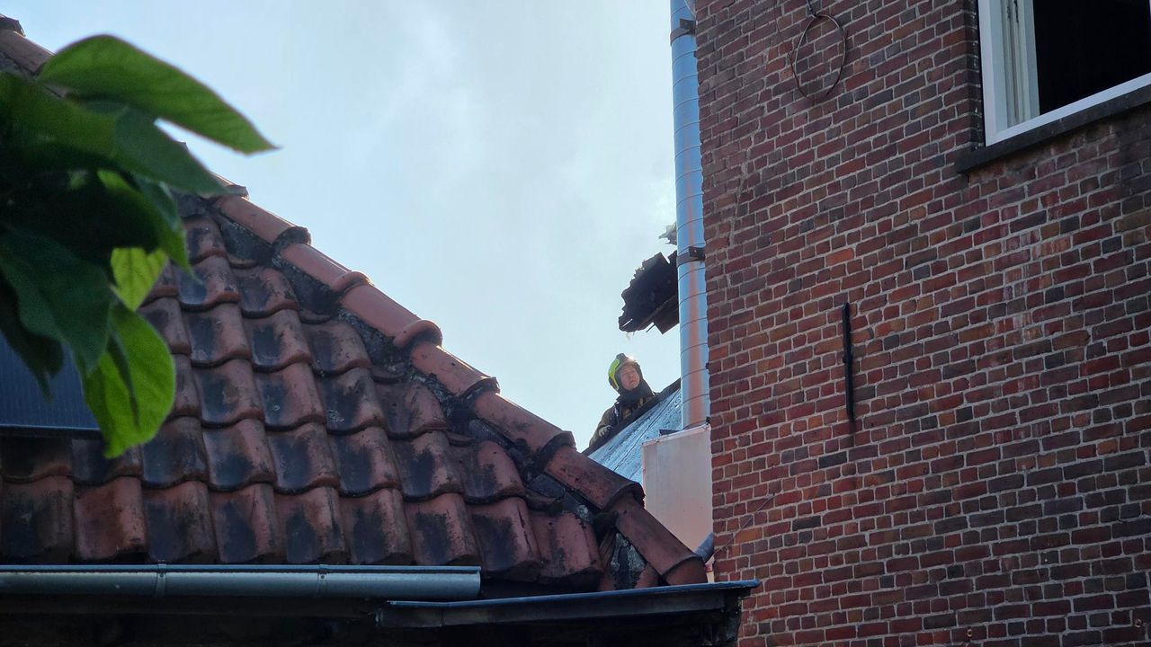 De brandweer heeft de achterkant van het pand deels moeten slopen om dichter bij de brandhaard te komen (foto: Noël van Hooft).