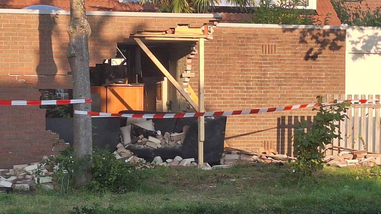 De zwaar beschadigde schuur (foto: Remco de Ruijter/Persbureau Heitink).