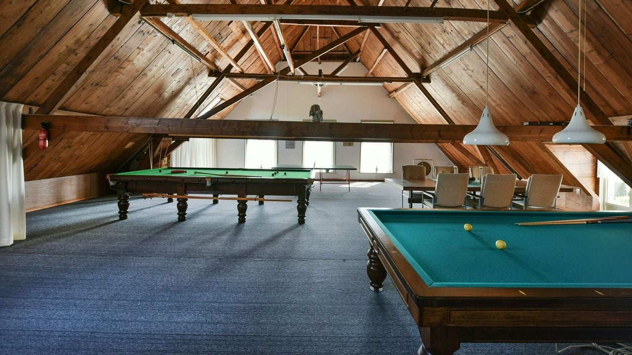 De pooltafels op de zolder van de garage (foto: De Landerije).