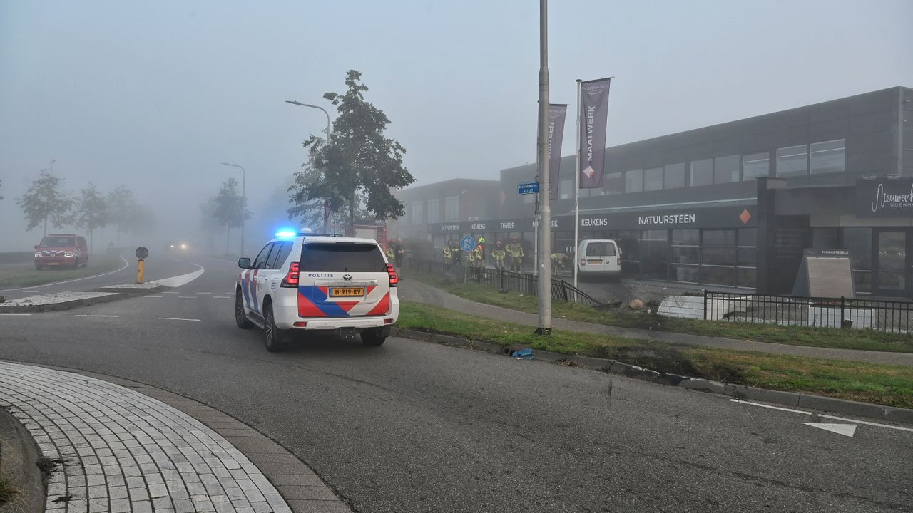 De automobilist zou op de rotonde voor de winkel de macht over het stuur zijn verloren (foto: Toby de Kort/SQ Vision).