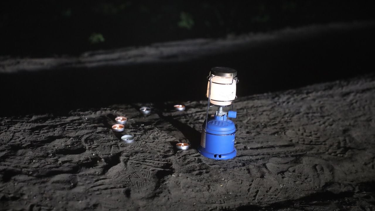 Op diverse plaatsen in het bos werden waxinelichtjes gevonden en ook een gasstelletje (foto: Sander van Gils/SQ Vision).