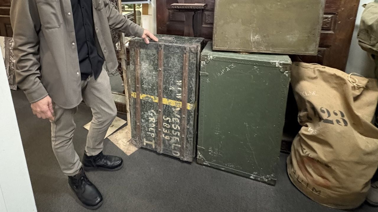 De hutkoffer die bij de weggeefhoek werd gevonden (foto: Karin Kamp)