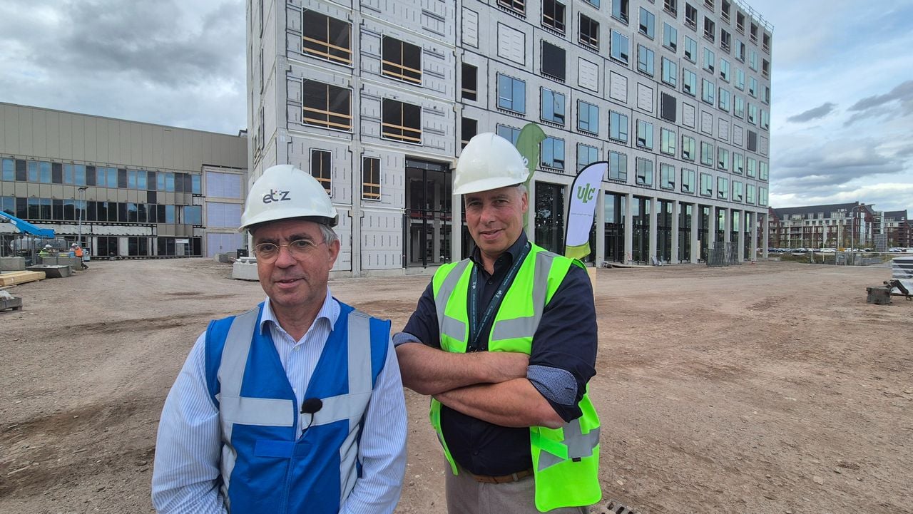 Wessel Griffioen, manager nieuwbouw ETZ, en Robert Jansen, manager acute zorg (foto: Collin Beijk).