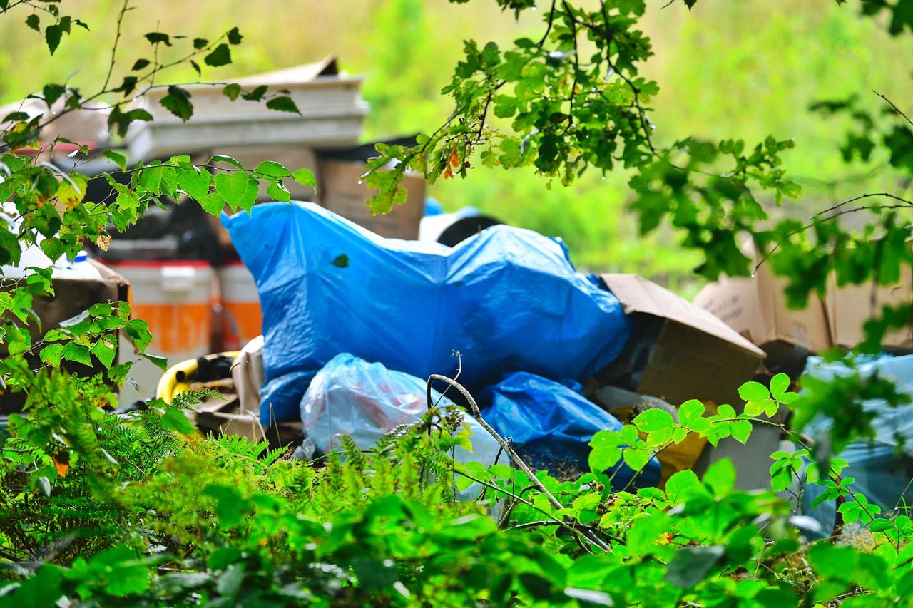 Wat er zoal in de gevonden vaten zit, wordt onderzocht (foto: Rico Vogels/SQ Vision).
