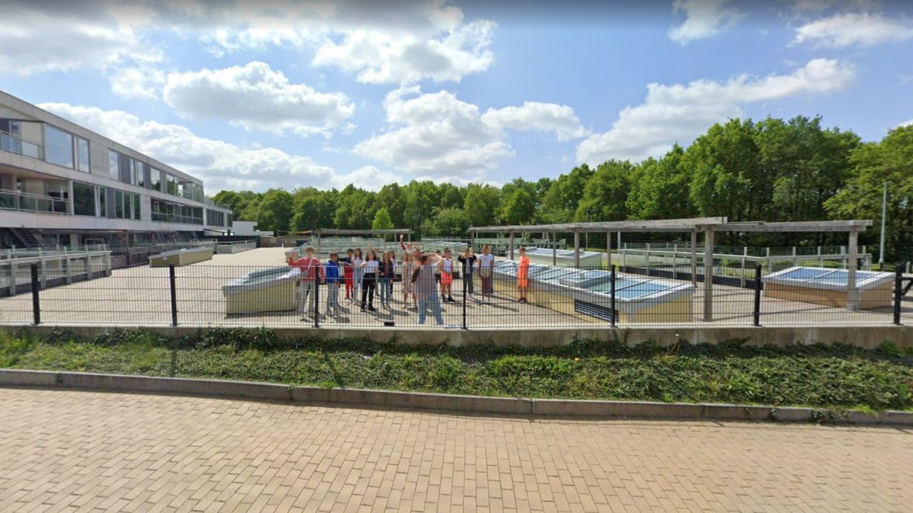 De kelder met 15 klaslokalen onder het speelplein (foto: Google Streetview)