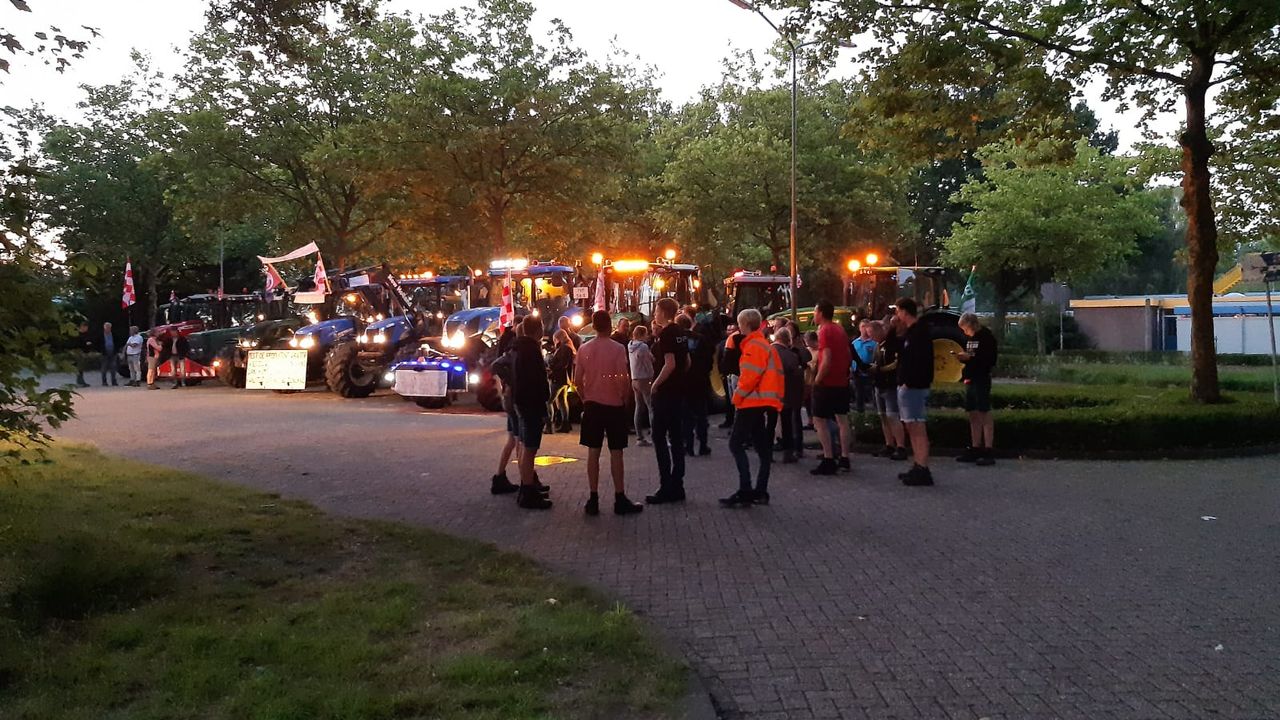 Onder meer in Made verzamelen boeren zich voor het protest (foto: Erik van Oosterhout).