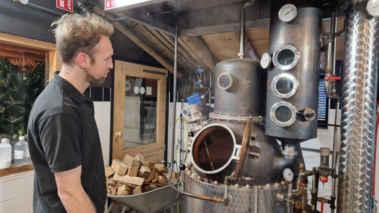 Het maken van nieuwe whisky (foto: Tom Berkers).