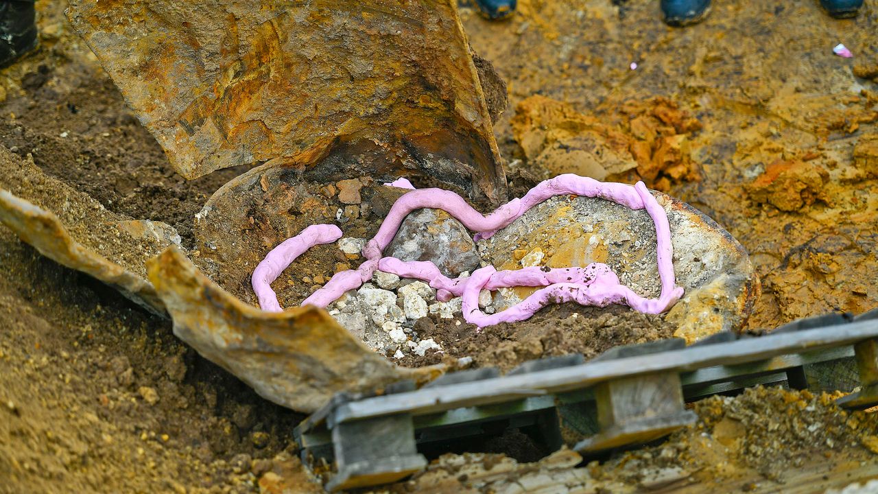 Bovenop de bommen werd C4 geplaatst., een kneedbaar explosief.