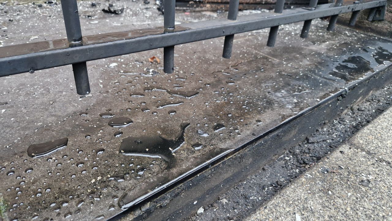 Brandstofresten bij de brand aan de Rijnlaan in Helmond (foto: Noël van Hooft).