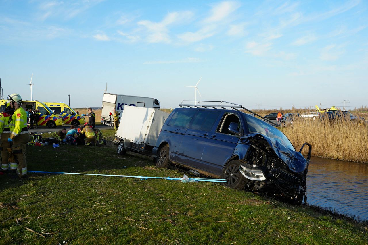 Twee mensen gewond na botsing: visser verleend eerste hulp (foto: Erik Haverhals/Persbureau Heitink).