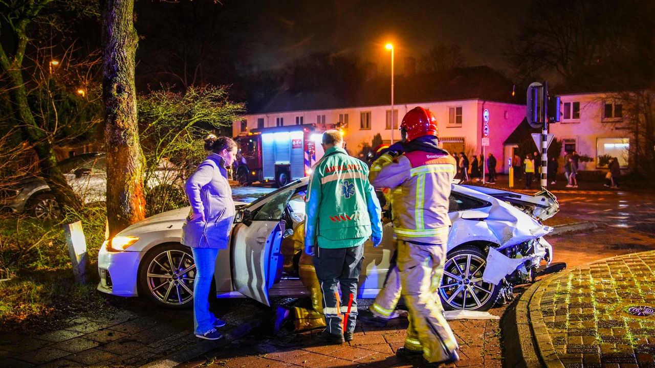 Ongeluk met meerdere auto's in Eindhoven (foto: Sem van Rijssel/SQ Vision).