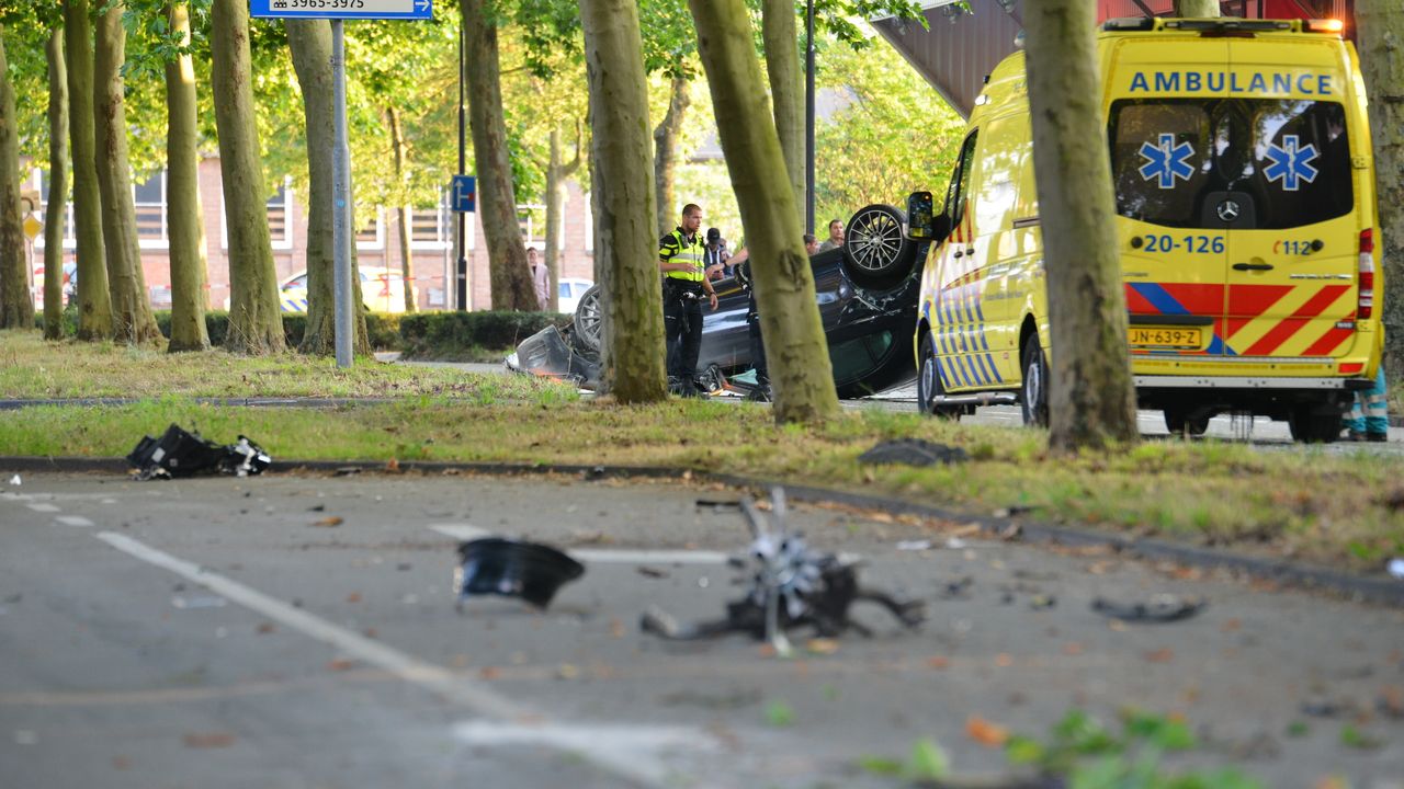 De weg was bezaaid met brokstukken. (Foto: Perry Roovers / SQ Vision)