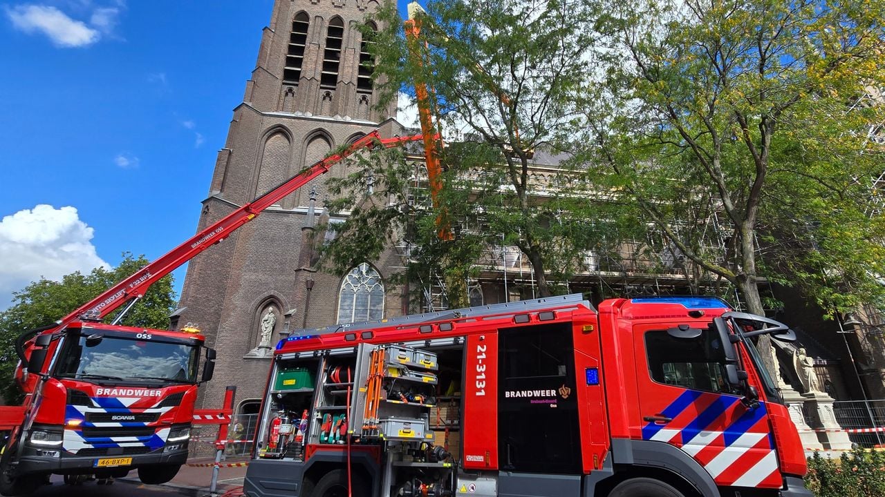 Brandweer rukte massaal uit voor de brand in de kerk (foto: Omroep Brabant). 