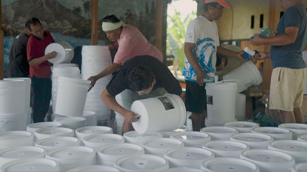 De waterfilters worden uitgedeeld in een dorp (beeld: Vergezocht/Omroep Brabant).