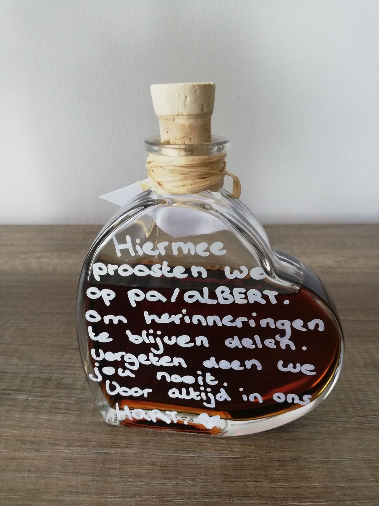 Een proost met kastanjelikeur op hun pa en man (privéfoto).