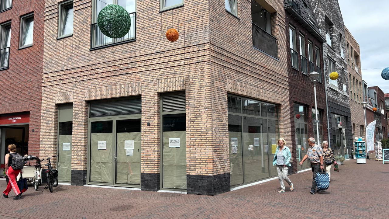 Veel voorbijgangers kijken verbaasd op.