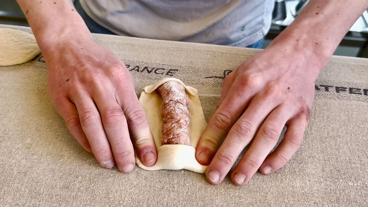 Djorn probeert zijn worstenbroodje zo recht mogelijk te maken (foto: Jan Peels).
