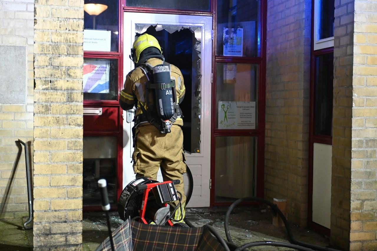 De brandweer sloeg de deur vannacht in om binnen te komen (Foto: Perry Roovers/SQ Vision).