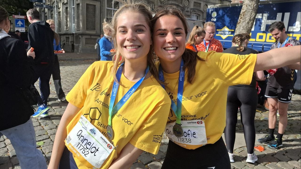 Annelot Bastiaansen en Anne Sofie van de Made liepen de 10 kilometer van de Bredase Singelloop (foto: Leon Voskamp).