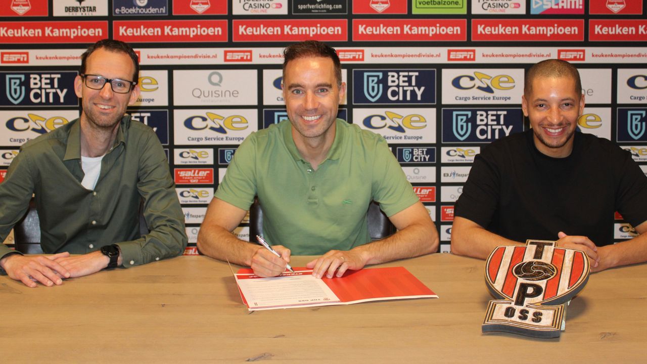 Algemeen directeur Bas van Rossum, trainer Sjors Ultee en technisch directeur Linton Posthumus van TOP Oss.