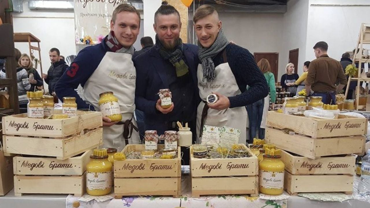 De broers Kushnir verkopen hun honing voordat de oorlog in Oekraïne begon (foto: bijenfamilie.nl).