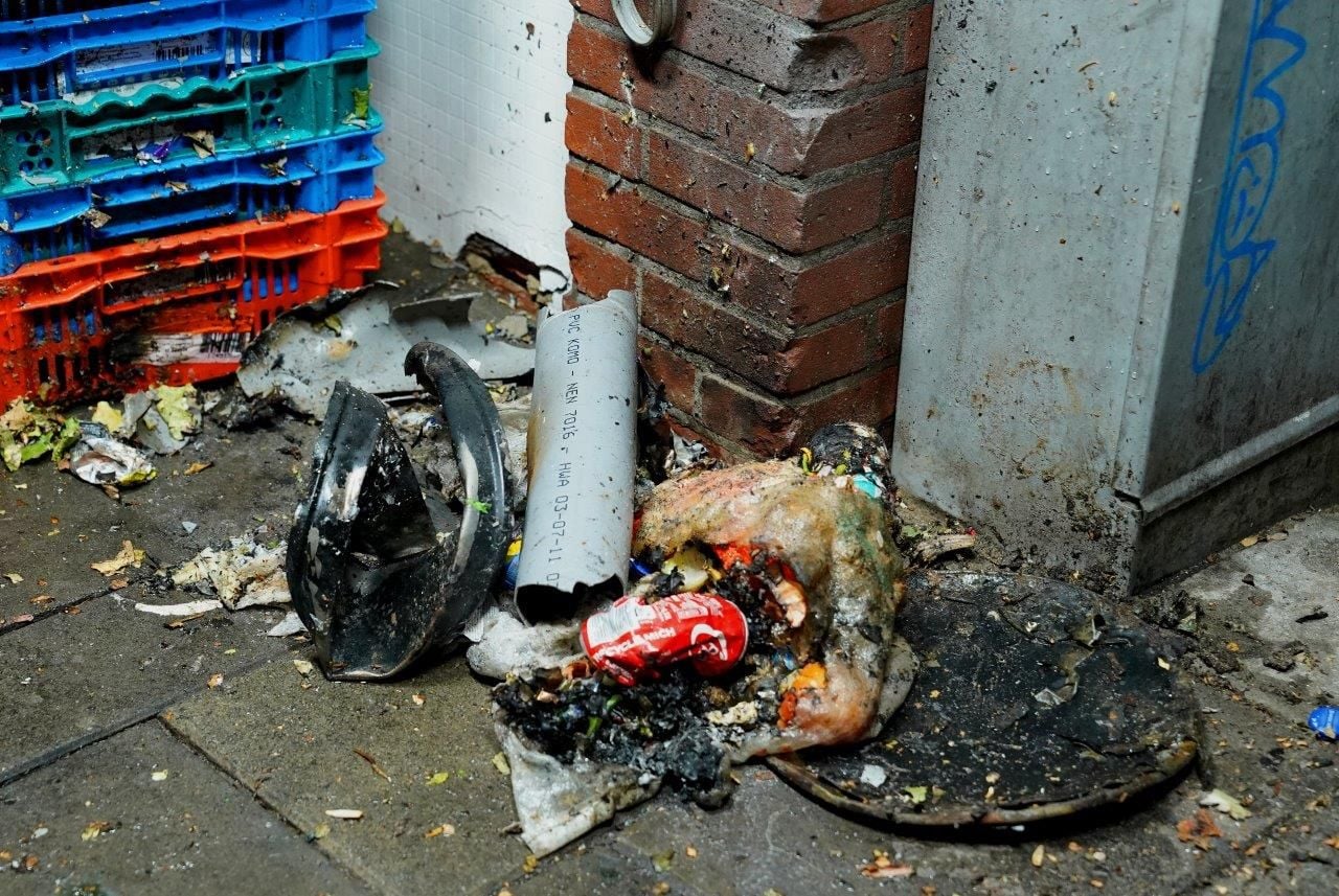 Bij de ontploffing sneuvelde een regenpijp (foto: Bart Meesters/SQ Vision).