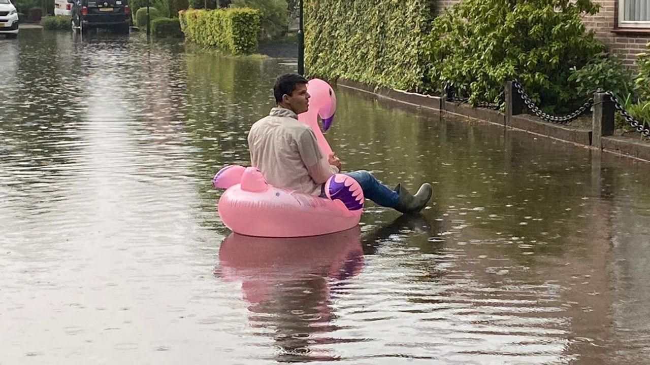 Na het noodweer was het voor deze man uit Den Dungen goed toeven op het water.