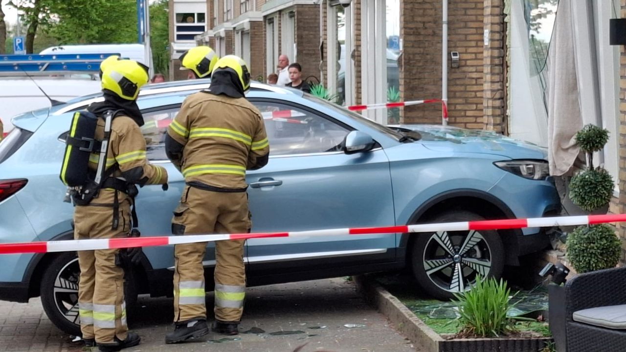 De auto kwam tegen een huis tot stilstand (foto: Leon Voskamp).