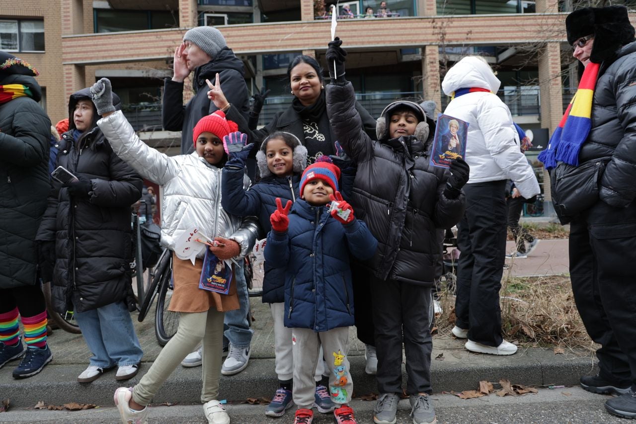 Bindu heeft haar kinderen en hun vriendjes meegenomen naar de Lampegatse optocht (foto: Lobke Kapteijns). 