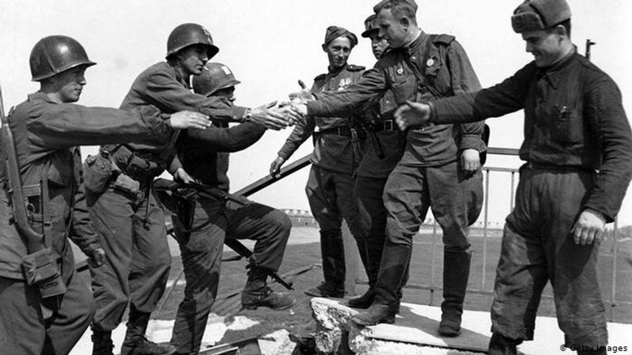 De beroemde ontmoeting tussen 'oost en west' aan de Elbe (foto: Wikipedia).