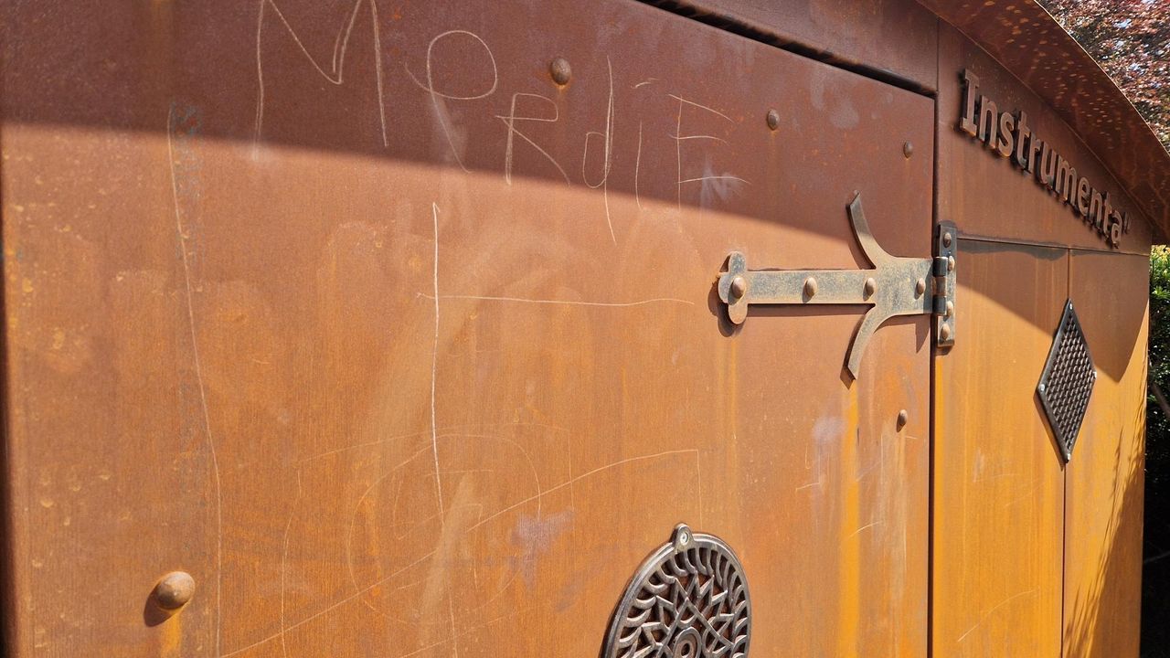 De krassen en teksten op het kunstwerk (foto: Tom Berkers).