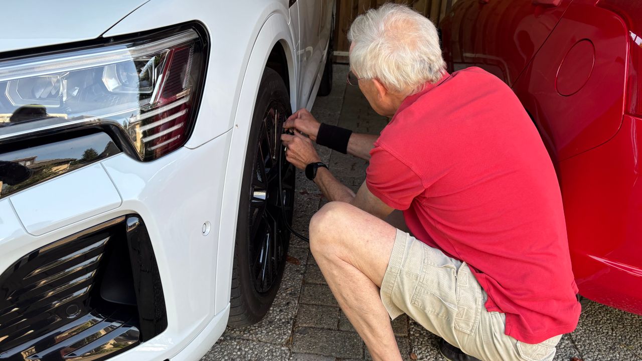 De buurman van Maarten helpt hem om zijn band weer op te pompen (Foto: Imke van de Laar).