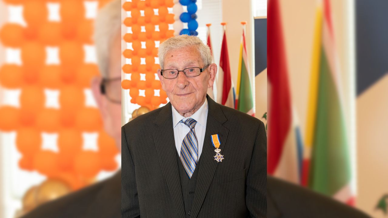 Driek van den Kieboom (92), zeer waarschijnlijk de oudste onderscheiden Brabander (foto: gemeente Steenbergen).