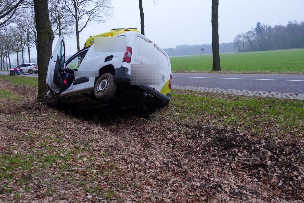 Man raakt onwel en botst op boom in Elsendorp (foto: Harrie Grijseels / Persbureau Heitink). 